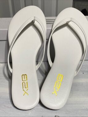 X2B white NEW summer flip flop sandals shoes size 8